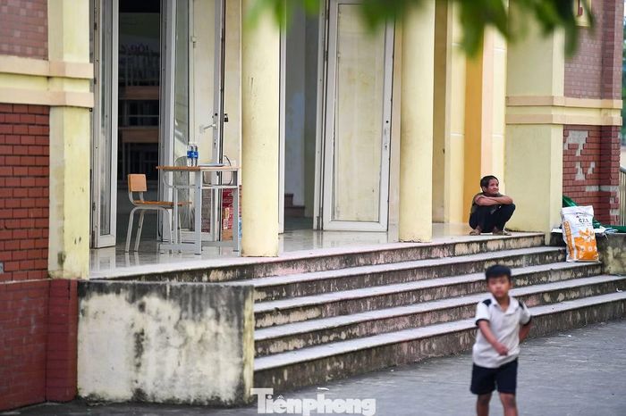 Chiều muộn, sân trường dần tĩnh lại, chỉ còn ánh nhìn đăm đắm hướng về phía xa. Người dân tại điểm tránh trú tiếp tục chờ nước rút để trở về nhà.