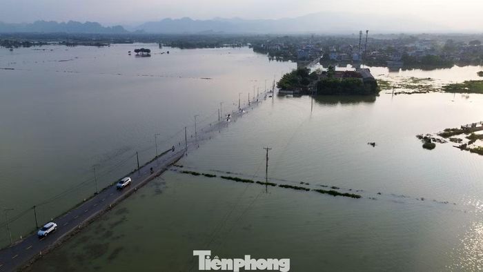 Những ngày qua, lũ sông Bùi dâng cao, gây ngập nhiều tuyến đường và khu dân cư thấp trũng tại xã Trần Phú. Một số khu vực bị chia cắt, việc đi lại và sinh hoạt của người dân gặp nhiều khó khăn.
