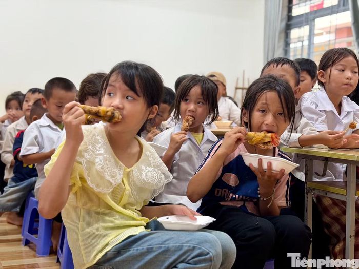 Trước đó vào chiều cùng ngày, hơn 50 tình nguyện viên đã sơ chế, chế biến hơn 1.300 phần ăn chiều cho học sinh tại trường.
