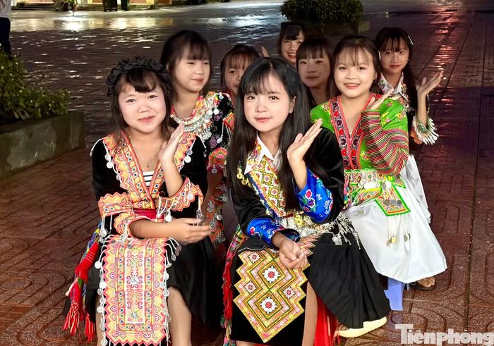 Học sinh rạng rỡ trong trang phục truyền thống của người Mông tại đêm hội.