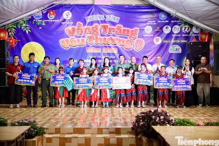 Tại chương trình, Ban tổ chức đã trao hơn 1.000 suất quà Trung thu, 100 suất quà cho học sinh có hoàn cảnh khó khăn, 10 xe đạp và 200 đầu sách.
