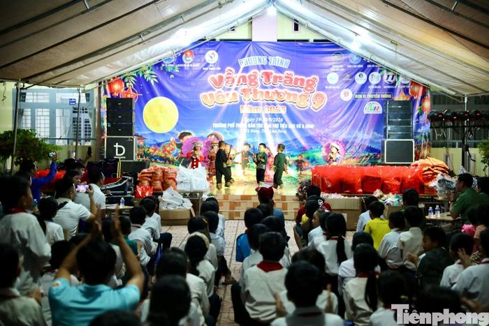 Tối 19/9, Đoàn Cơ sở MTTQ Việt Nam tỉnh Lâm Đồng phối hợp các đơn vị tổ chức Chương trình 'Vầng trăng yêu thương 9' năm 2026 tại Trường Phổ thông Dân tộc bán trú Tiểu học Vừ A Dính, xã Tà Đùng.