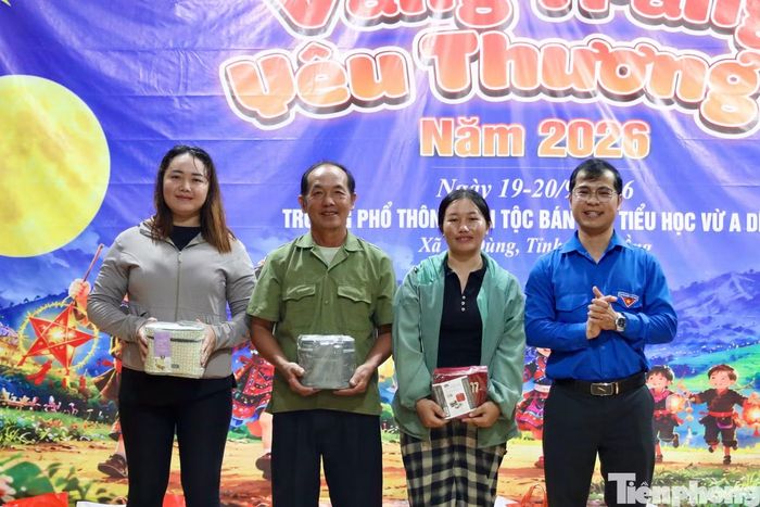 Ngoài ra, chương trình còn trao 30 suất quà cho hộ dân khó khăn, tổ chức khu vui chơi trò chơi dân gian và các gian hàng trò chơi, ẩm thực. Tổng kinh phí thực hiện chương trình khoảng 200 triệu đồng.