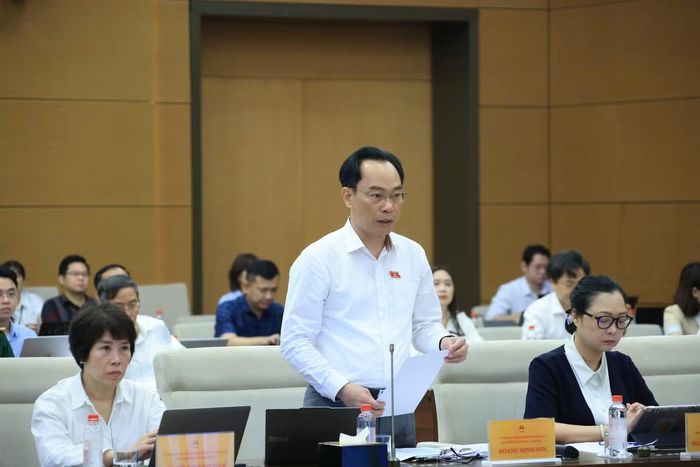 Bộ trưởng Bộ GD&ĐT Hoàng Minh Sơn báo cáo tại phiên giải trình sáng 20/9. (ảnh: Anh Tuấn)