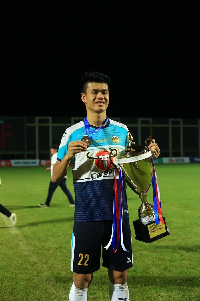 Quang Kiệt khoe huy chương và cúp vô địch Giải U21 quốc gia 2024 trong màu áo HAGL. Danh hiệu là một phần trong hành trình trưởng thành tại đội bóng phố Núi, trước khi anh tạo dấu ấn ở V.League và được gọi lên đội tuyển Việt Nam.