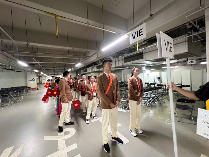  Trước giờ khai mạc, Quang Kiệt và Thanh Thúy đứng ở hàng đầu, chờ tới hiệu lệnh đoàn Việt Nam tiến vào sân. Đây là lần đầu trung vệ sinh năm 2007 tham dự ASIAD. Ảnh: M.D. 