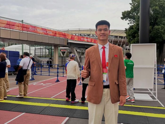  Sau buổi lễ, Quang Kiệt đăng ảnh lưu niệm ghi lại khoảnh khắc đặc biệt. Chia sẻ với PV Tiền Phong từ Nhật Bản, cầu thủ nói: “Tôi vui và tự hào khi được lựa chọn cầm cờ cho Đoàn Thể thao Việt Nam. Đây là kỷ niệm, cũng là cột mốc đáng nhớ khi tham dự ASIAD. Tôi lấy đây làm động lực để tập luyện, thi đấu thật tốt ở những trận sắp tới”. 
