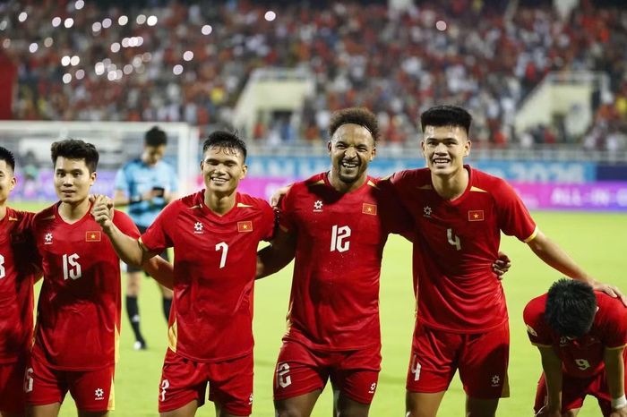  Đinh Quang Kiệt sinh năm 2007, trúng tuyển khóa 5 Học viện HAGL năm 13 tuổi, được đôn lên đội một năm 2024. Tháng 8/2025, Quang Kiệt lần đầu được HLV Kim Sang-sik đưa vào danh sách triệu tập lên đội tuyển Việt Nam. Anh có trận đầu tiên cho đội tuyển ở bán kết lượt về ASEAN Cup 2026 gặp Malaysia. Trong ảnh, Quang Kiệt cùng Xuân Son và đồng đội ăn mừng trên sân Mỹ Đình sau khi Việt Nam vô địch ASEAN Cup 2026. Ảnh: Như Ý. 