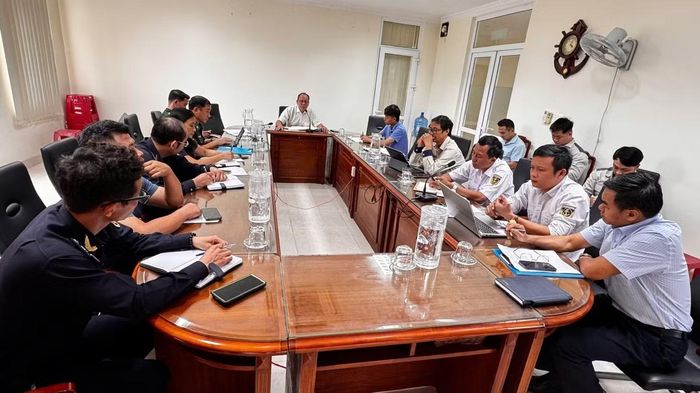 Cơ quan chức năng quản lý cảng Dung Quất họp bàn phương án xử lý sự cố.