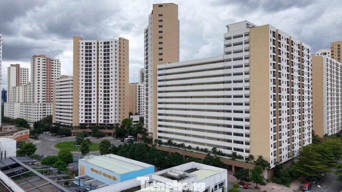 Tuy nhiên, kể từ đó đến nay, nhiều block chung cư vẫn cửa đóng then cài và đang xuống cấp trầm trọng.