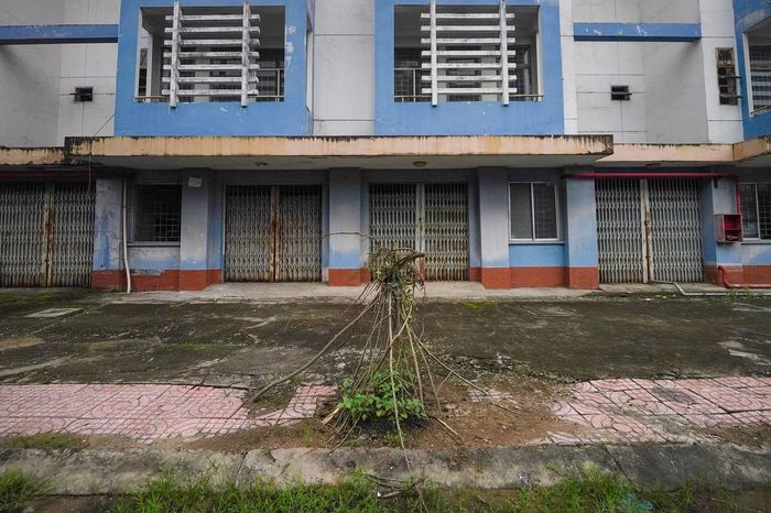 Tại tầng trệt Khu tái định cư Vĩnh Lộc B, một số block cửa sắt đóng im ỉm, hoen gỉ.