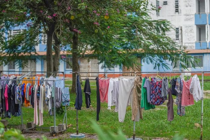 Quần áo phơi bên ngoài tiện ích công viên.