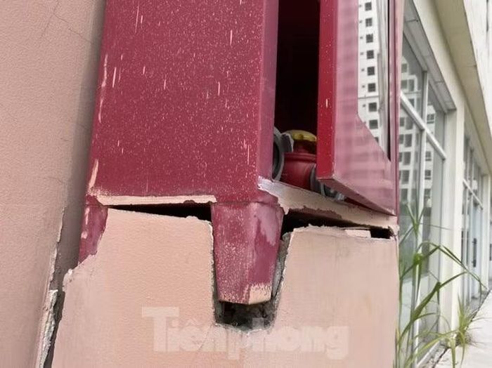 Hệ thống phòng cháy chữa cháy, điện nước ở Khu tái định cư Bình Khánh cũng có dấu hiệu hư hỏng.