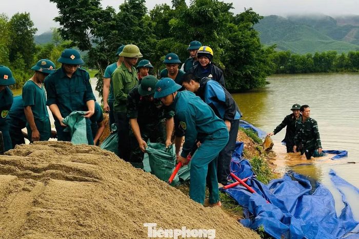 “Mực nước và tình trạng mái đập được theo dõi thường xuyên để kịp thời ứng phó khi có diễn biến bất thường. Công tác phòng, chống được triển khai theo phương châm ‘4 tại chỗ’. Địa phương cũng khuyến cáo người dân xóm Trung Lộc và khu vực lân cận hạn chế đi lại gần đập Khe Dứa, tuân thủ hướng dẫn của lực lượng chức năng và chủ động di chuyển người, tài sản khi có yêu cầu”, ông Dương cho biết.
