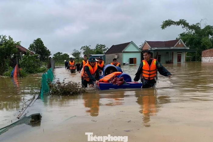 Những ngày qua, mưa lớn trên địa bàn xã Nghĩa Lộc đã khiến hơn 100 hộ dân tại 4 xóm bị ngập. Ba cầu tràn bị ngập nước, nhiều tuyến đường giao thông bị hư hỏng, ảnh hưởng đến việc đi lại của người dân.