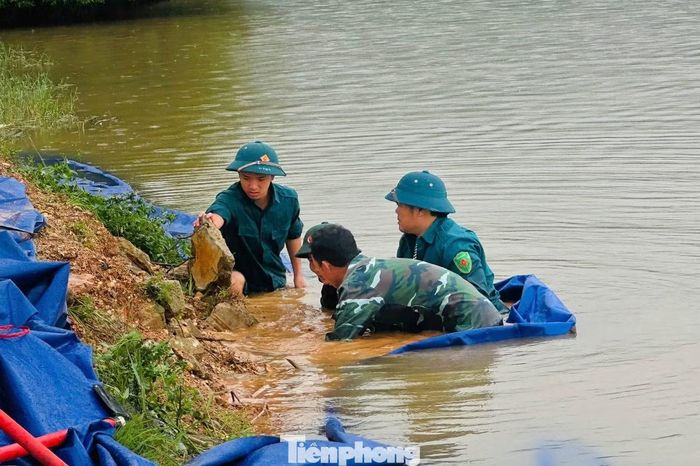Trước diễn biến mưa lớn kéo dài, các lực lượng đã kiểm tra toàn bộ khu vực đập, xác định những vị trí có nguy cơ sạt lở để chủ động xử lý.
