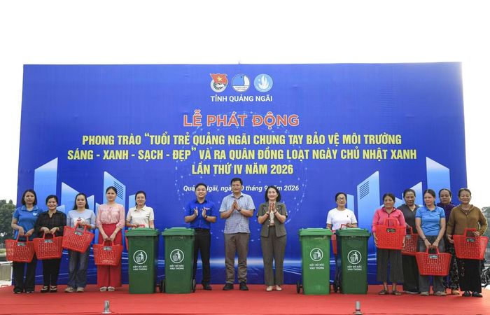 Tặng giỏ đi chợ và thùng rác cho người dân.