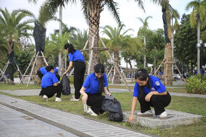 Đoàn viên, thanh niên tham gia dọn vệ sinh tại quảng trường Phạm Văn Đồng (phường Cẩm Thành, tỉnh Quảng Ngãi).