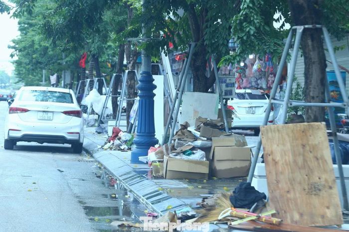 Nhiều tuyến phố trong nội đô như Nguyễn Văn Cừ, Lê Hồng Phong... cũng xuất hiện lượng rác lớn.