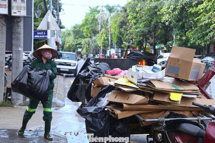  Rác dồn tại nhiều điểm khiến công nhân môi trường﻿ khẩn trương thu gom. Các nhóm công nhân dùng chổi, xẻng và xe chuyên dụng dọn rác, bùn đất, trả lại mặt đường sau ngập. 