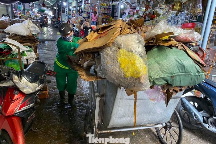 “Sau khi nước rút, rác dồn thành từng đống, từ túi nilon, chai nhựa đến cành cây, bùn đất. Chúng tôi phải tranh thủ thu gom liên tục để đường phố sạch, thông thoáng”, chị Hoàng Thị Oanh, một công nhân môi trường, chia sẻ.