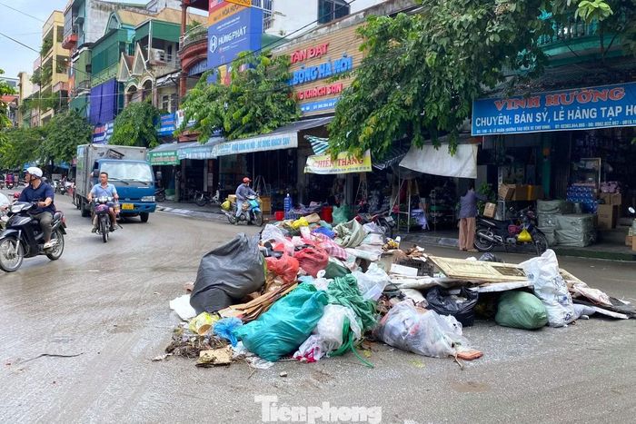 Tại khu vực chợ đầu mối Vinh (phường Trường Vinh), nhiều loại rác thải sau buôn bán bị nước mưa cuốn trôi, tập trung tại các điểm thấp và ven đường. Bao tải, túi nilon, thùng xốp, rau củ hư hỏng... lẫn trong bùn đất khiến việc thu gom, vệ sinh sau ngập gặp nhiều khó khăn.