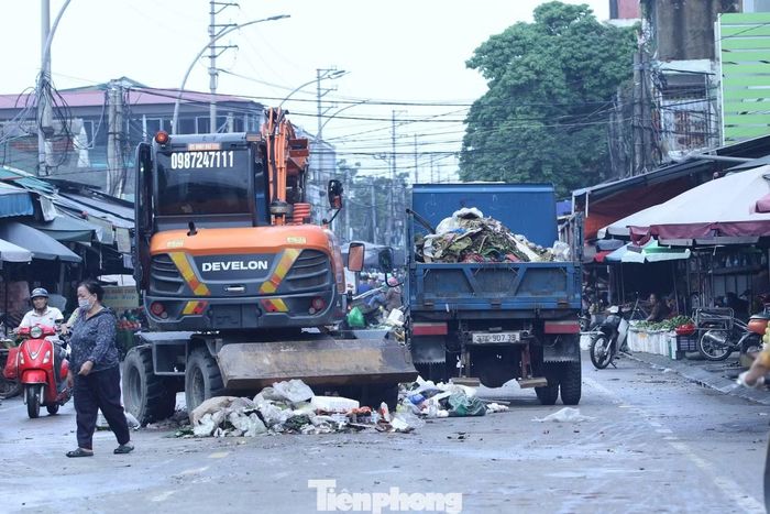 Đến chiều 20/9, lực lượng chức năng và công nhân môi trường tiếp tục thu gom rác tại các tuyến đường và khu vực công cộng.