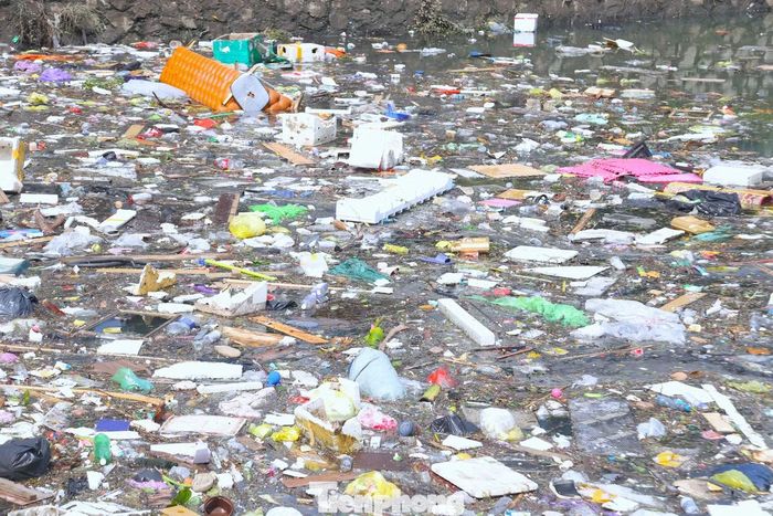 Đầu năm 2025, địa phương tiếp tục bố trí 15 tỷ đồng để cải thiện hệ thống thoát nước. Trong đó, khoảng 5 tỷ đồng dành cho việc nạo vét và pha loãng nước trong hào bằng cách bơm nước từ sông Vinh vào khu vực cầu Cửa Tiền. Dù nhiều giải pháp đã được triển khai, tình trạng ô nhiễm vẫn chưa được xử lý triệt để.