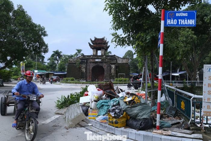 Con đường dọc hào thành cổ cũng ngập rác.
