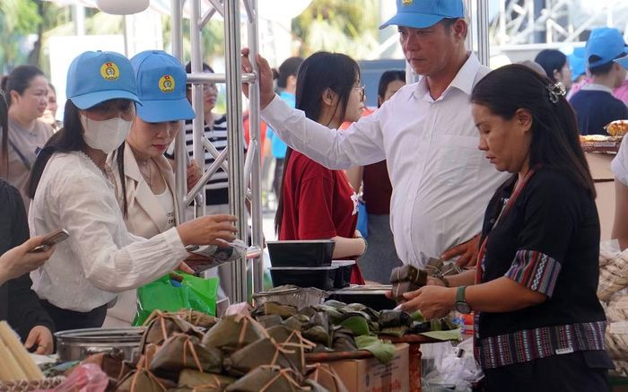 Công nhân lao động Hải Phòng thích thú trải nghiệm 50 gian hàng, trưng bày tại Ngày hội.