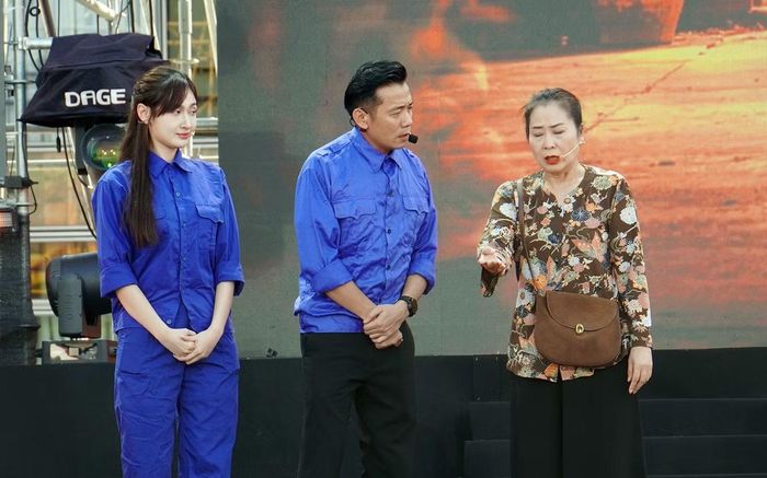 Các nghệ sĩ, diễn viên biểu diễn các tiết mục nghệ thuật, tiểu phẩm tuyên truyền trực quan cho công nhân lao động nhận diện, phòng chống ma túy tại Hải Phòng.
