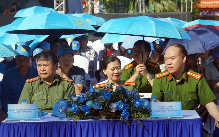 Các đại biểu đại diện Tổng LĐLĐ Việt Nam, Cục Cảnh sát Phòng chống tội phạm về ma túy (Bộ Công an) dự, giao lưu với công nhân lao động.