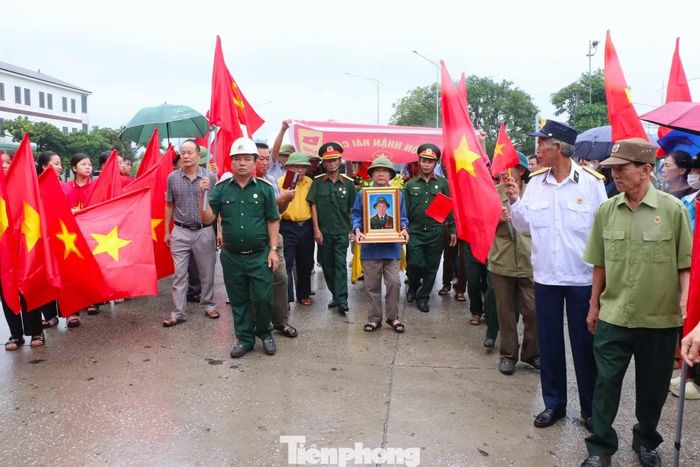 Đông đảo nhân dân đón liệt sĩ Hoàng Ngọc Thiết trở về.