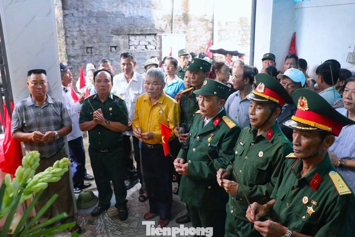 Đồng đội, người thân và người dân thắp hương tiễn biệt liệt sĩ Hoàng Ngọc Thiết.