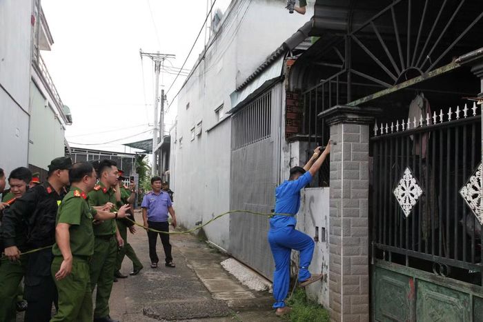 Nguyễn Đức Anh thực nghiệm quá trình leo rào lên mái nhà nạn nhân.
