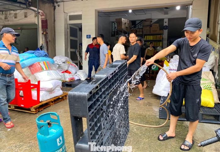 "Nước bùn ngập bẩn hết hàng hoá, giờ phải lau chùi sạch sẽ và phân loại xem cái nào hỏng thì phải bỏ đi", anh Thái Văn Tuấn - tiểu thương chợ Vinh - nói.