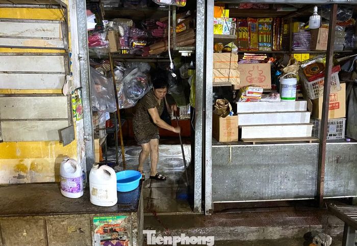 Theo tiểu thương ở chợ vinh, sáng 19/9, trận mưa lớn trút xuống Vinh khiến nhiều tuyến đường, khu dân cư và khu vực chợ Vinh bị ngập. Đến khoảng 9h cùng ngày, nước bắt đầu ngập vào các cửa hàng, quầy kinh doanh, khiến nhiều tiểu thương phải nhanh chóng di chuyển hàng hóa lên vị trí cao hơn.