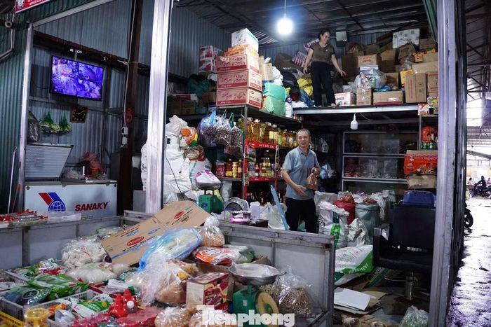 Sáng 20/9, sau khi nước rút đi, các tiểu thương ở chợ Vinh tất bật ra mở cửa ốt, kho hàng để dọn dẹp, chuẩn bị khôi phục lại việc buôn bán.