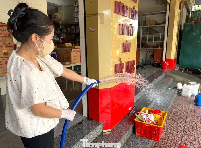 “Cũng may lúc trời mưa, nước dâng buổi sáng. Lúc đó các tiểu thương đều đang ở chợ nên khi thấy nước lên, mọi người khẩn trương dọn hàng, kê lên cao và giảm được thiệt hại. Chứ mưa vào ban đêm thì chúng tôi trắng tay rồi, không kịp xoay xở”, chị Trang - buôn bán ở Đình phía Tây chợ Vinh - nói.