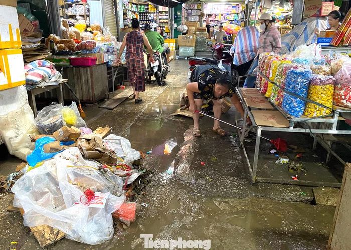 Ngay từ sáng sớm, các tiểu thương bắt tay vào việc khắc phục hậu quả. Người lau dọn quầy hàng, người vận chuyển hàng hóa, người cọ rửa nền nhà; ai cũng mong sớm đưa gian hàng trở lại trạng thái bình thường.