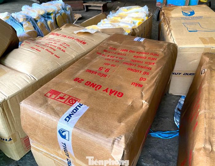 Tuy nhiên, tại một số kho chứa, nước dâng quá nhanh khiến nhiều thùng hàng không kịp di chuyển. Một số hàng hóa, bao bì bị ngấm nước, phải đưa ra ngoài để kiểm tra, phân loại và xử lý.