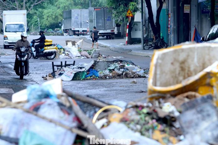 Rác chắn cả lối đi khu vực buôn bán phía sau chợ Vinh.