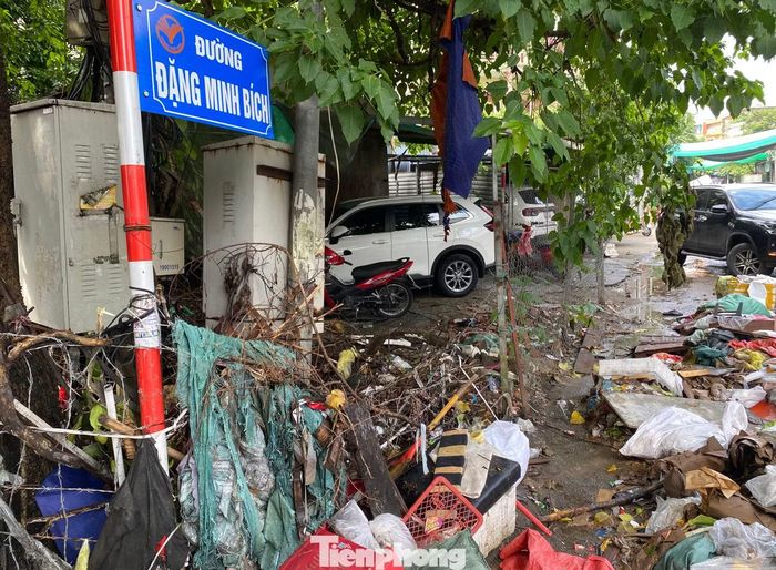 Dọc đường Đặng Minh Bích phía sau chợ Vinh ngập trong rác. Bao bì, vỏ hộp đựng hàng hoá chất đống bên đường.