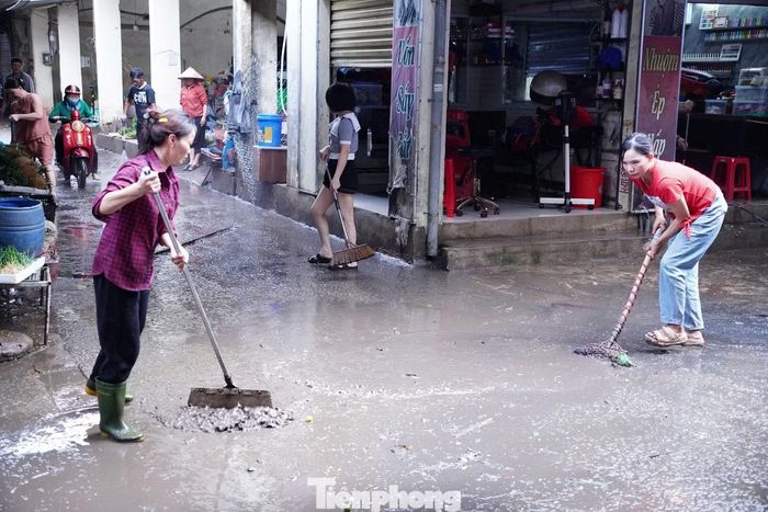 Đến trưa 20/9, nhiều gian hàng tại chợ Vinh đã cơ bản được dọn dẹp. Dấu vết của trận mưa vẫn còn in trên nền nhà, tường và hàng hóa, nhưng các quầy hàng đang từng bước được khôi phục để tiếp tục buôn bán.