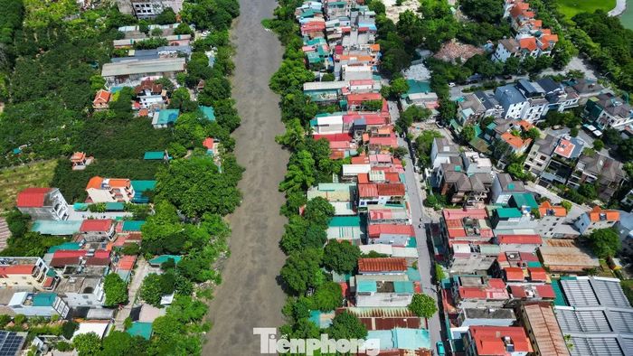 Nhiều đoạn ven sông gần như không còn khoảng trống giữa công trình và mép nước.