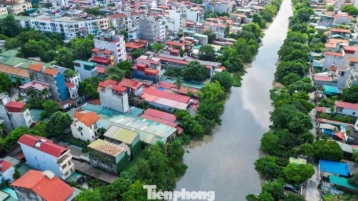 Các xưởng được ngăn cách bằng tường hoặc vách tôn, tạo thành những dãy công trình kéo dài ven sông.