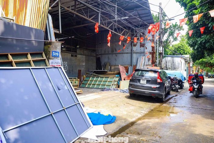 Một xưởng rộng hàng trăm m2 nằm trên đường Nguyễn Văn Giáp kéo dài, đang được rao cho thuê.