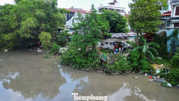 Phế liệu, rác sinh hoạt, túi nilon xuất hiện khắp nơi, phía sau các nhà xưởng.