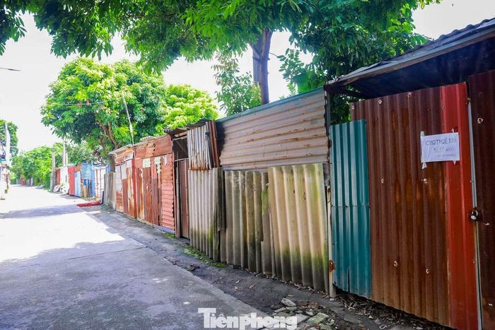 Dọc đường Nguyễn Văn Giáp, nhà xưởng nối tiếp nhau, phần lớn được quây kín bằng tôn.