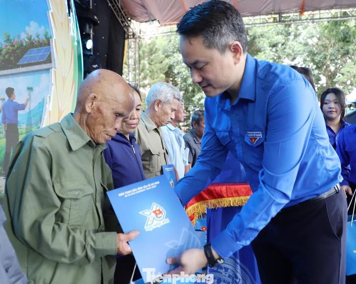 Anh Nguyễn Kim Quy - Bí thư Trung ương Đoàn trao quà tặng gia đình chính sách.